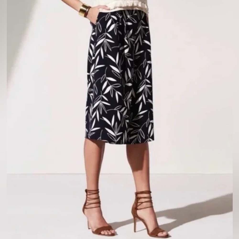 2/$30 Ann Taylor Flare Cropped Trouser Pants Black and White Floral SZ 8